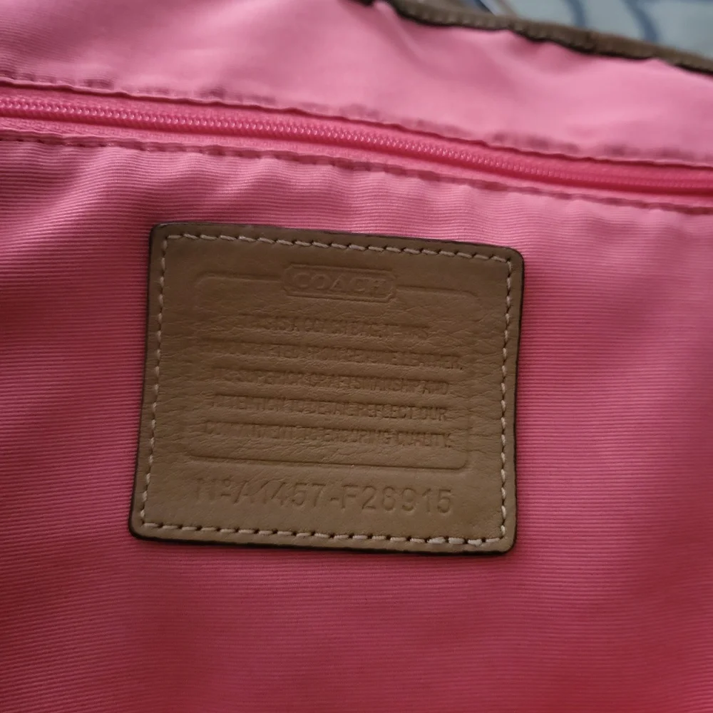 Coach Hadley Duffle Bag . - Picture 16 of 16